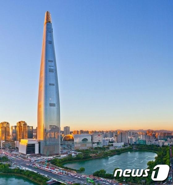 본문 이미지 - 서울 잠실 롯데월드타워. 123층, 555m 높이 국내 최고 초고층으로 진도 9의 지진에도 견디도록 설계됐다.ⓒ News1