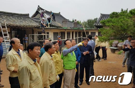 본문 이미지 - 지난 16일 김관용 경북지사가 강진으로 기왓장 등이 파손된 불국사 대웅전을 찾아 복구작업에 한창인 근로자들을 격려하고 있다. (경북도청 제공) 2016.9.16/뉴스1 ⓒ News1