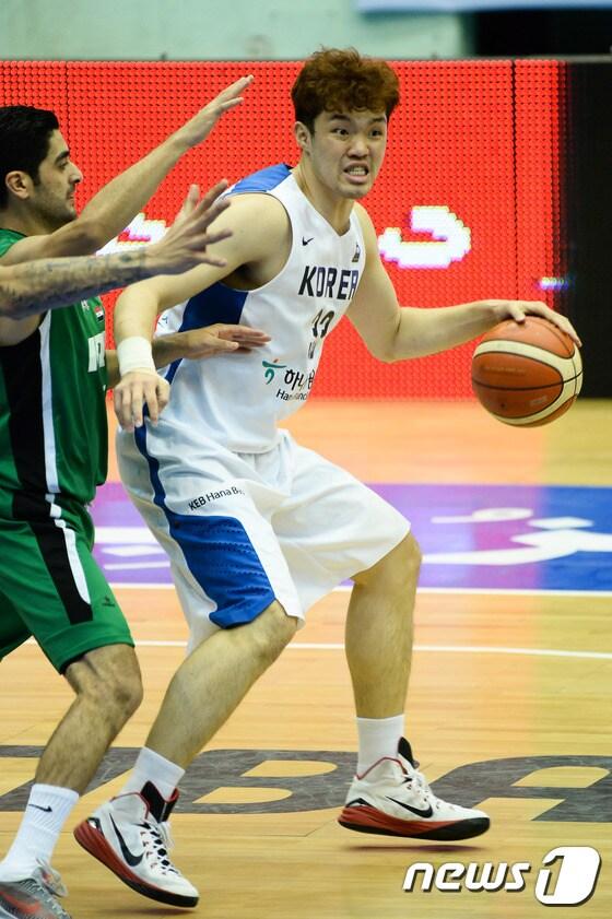 본문 이미지 - 허재 감독이 이끄는 한국 남자 농구 대표팀이 19일(한국시간) 이란 테헤란의 피플 스타디움에서 열린 제1회 국제농구연맹(FIBA) 아시아 챌린지 이란과의 결승에서 47-77로 크게 패했다. 사진은 지난 18일 이라크와의 4강전에 출전한 이승현. ⓒ News1 DB