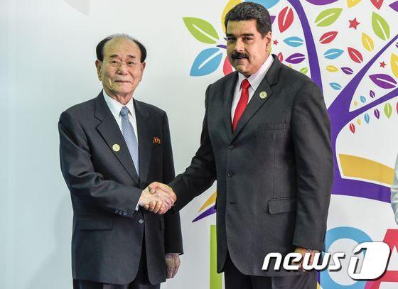 본문 이미지 - 김영남 전 북한 최고인민회의 상임위원장이 지난 2016년 9월 17일 니콜라스 마두로 베네수엘라 대통령과 마가리타 섬 포를라마르서 열린 비동맹운동 정상회의 개막식에서 악수를 하는 모습.ⓒ AFP=뉴스1 ⓒ News1 우동명 기자