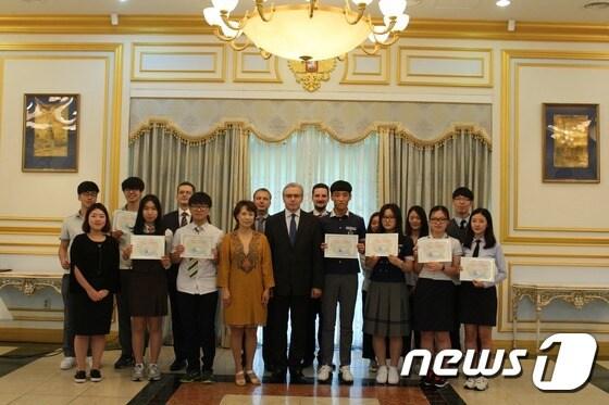 본문 이미지 - 지난해 열린 제5회 뿌쉬낀 백일장에서 입상한 울산외고 러시아어과 학생들이 시상식에서 기념촬영을 하고 있다 ⓒ News1