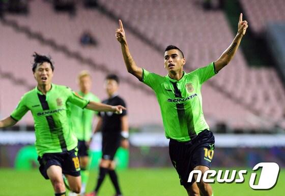 본문 이미지 - 18일 오후 전북 전주시 월드컵경기장에서 열린 2016 K리그 클래식 프로축구 전북 현대와 수원 삼성의 경기에서 전북 레오나르도 선수가 동점골을 넣고 세레모니를 하고 있다.2016.9.18/뉴스1 ⓒ News1 문요한 기자