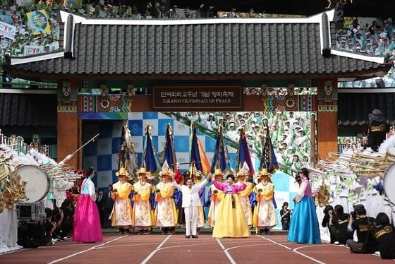 본문 이미지 - 2014년 9월 18일 서울 잠실 올림픽 주경기장에서 열린 ''만국회의 2주년 기념 평화축제''에서 신천지 이만희 총회장과 김남희 세계여성평화그룹 대표가 입장하고 있다. 이만희 총회장이 지난 24일까지 경기 가평군 청평 별장에서 한 여인의 수발 속에 머물렀다는 목격담이 나왔다. ⓒ News1