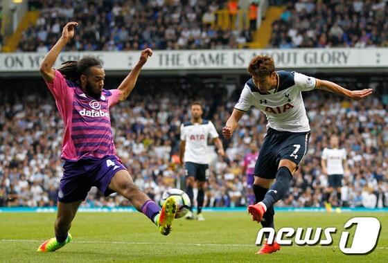 본문 이미지 - 손흥민(오른쪽)이 19일(한국시간) 영국 런던의 화이트 하트레인에서 열린 선덜랜드와의 2016-17 잉글랜드 프리미어리그 5라운드에서 슈팅을 시도하고 있다. ⓒ AFP=News1