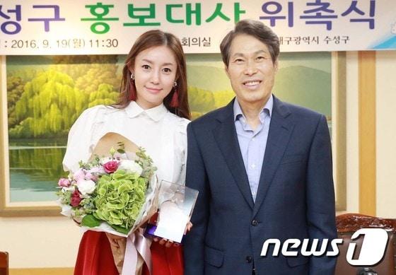 본문 이미지 - 19일 대구 수성구는 국악인 출신 트로트 가수 박규리를 수성구 홍보대사로 위촉했다. /사진제공=대구 수성구ⓒ News1