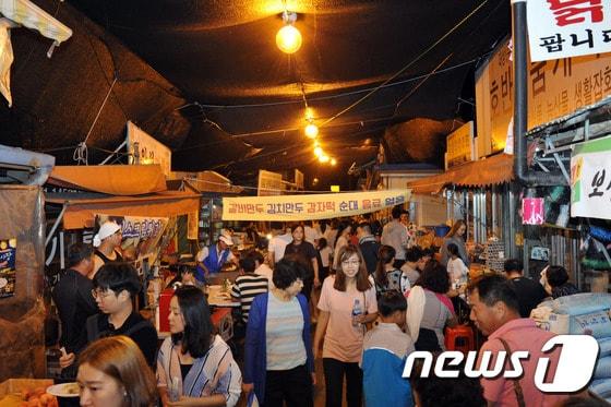 본문 이미지 - 춘천시 소양로 번개야시장.(자료사진)ⓒ News1 DB