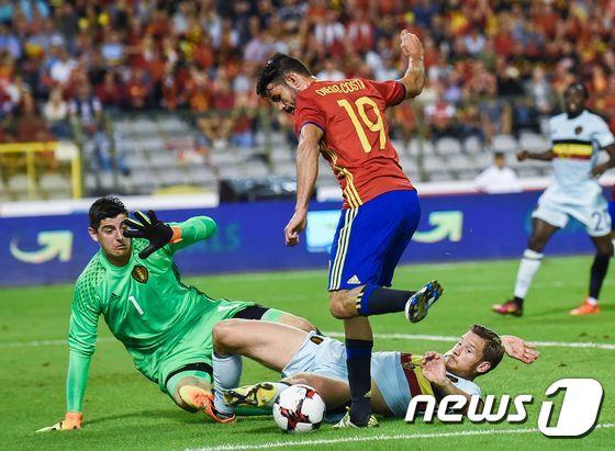본문 이미지 - 스페인 국가대표팀 공격수 디에고 코스타(27)가 1일(현지시간) 벨기에와의 경기에서 슛을 시도하고 있다. ⓒ AFP=뉴스1
