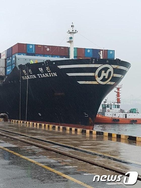 본문 이미지 - 2일 오후 한진해운 선박 한진텐진호가 부산신항 컨테이너 터미널에 입항했다. 한진해운 선박은 컨테이너 고정 작업을 하는 래싱업체, 선박 이동을 돕는 줄잡이 업체 등이 체불된 임금 지급을 요구하며 1일 0시 이후 작업을 거부해 입항하지 못한 채 부산항에 대기 중이었다. 2016.9.2/뉴스1 ⓒ News1 박기범 기자
