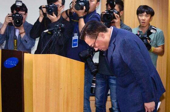 본문 이미지 - 고동진 삼성전자 무선사업부장 사장이 지난해 9월 2일 서울 태평로 삼성본관 대회의실에서 갤럭시노트 7 관련 품질 분석 결과를 설명하기 앞서 고개숙여 인사하고 있다. ⓒ News1 최현규 기자