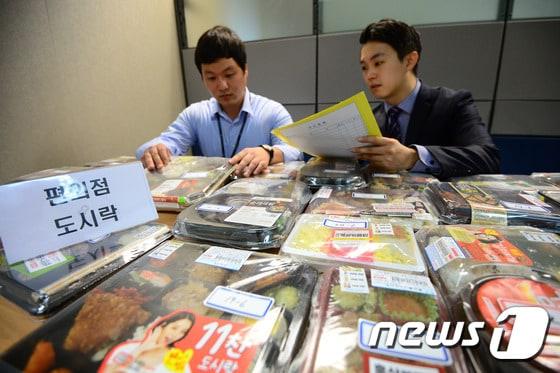 본문 이미지 - 한국소비자원 소비자안전국 식의약안전팀 직원들이 서울 강남구 도곡동 한국소비자원 서울지원에서 시중에 판매되는 편의점 도시락 24종을 점검하고 있다. 한국소비자원은 최근 1인 가구의 증가로 수요가 급증한 편의점 도시락에 대해 검사한 결과 시중에 판매 중인 24종 모두 미생물, 용기의 화학물질 등 식품 기준 및 규격에 적합하다고 밝혔다. 2016.9.20/뉴스1 ⓒ News1 박재만 인턴기자