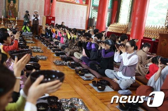 본문 이미지 - 대구 팔공산 동화사 승시에서 참가자들이 발우공양을 체험하고 있다./사진제공=팔공산승시축제봉행위원회ⓒ News1