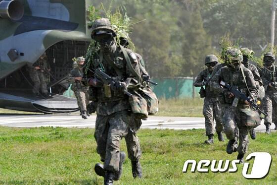 본문 이미지 - 21일 오전 강원 화천일대에서 육군 27사단 불사조대대 현역과 예비군이 공중강습작전을 펼치고 있다. 2016.9.21/뉴스1 ⓒ News1 홍성우 기자
