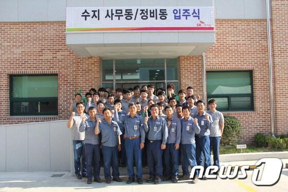 본문 이미지 - 신축한 SK케미칼 울산공장 사무동 앞에서 황춘현 울산공장장(첫째 줄 세번째)과 수지생산본부 구성원들이 기념사진을 찍고 있다. ⓒ News1