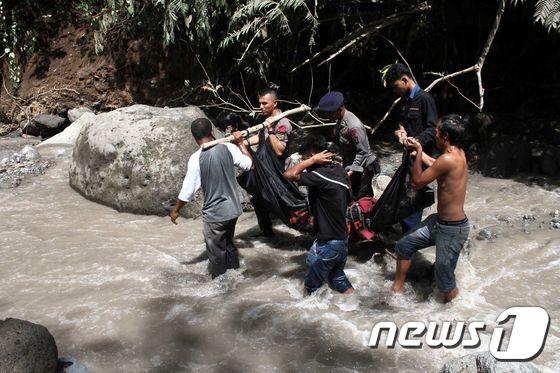 본문 이미지 - 인도네시아에 내린 폭우로 산사태와 홍수가 발생해 21일(현지시간) 사망자가 19명으로 늘었다.(자료사진) ⓒ AFP=뉴스1