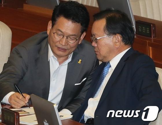 본문 이미지 - 2016년 9월 21일 서울 여의도 국회 본회의장에서 열린 국회 대정부 질문 때 대화를 나누고 있는 더불어민주당 김부겸(오른쪽), 송영길 의원.  2016.9.21 ⓒ 뉴스1 송원영 기자