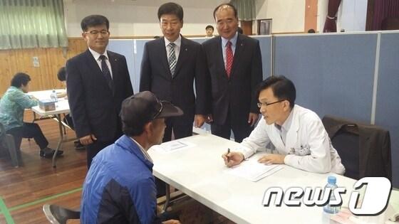 본문 이미지 - 21일 문창초등학교 강당에서 군산 지역 고령 농업인 200여명을 대상으로의료지원과 장수사진촬영을 무료로 지원하는 ‘농업인 행복버스’ 사업이 실시됐다.(전북농협제공)2016.9.21/뉴스1ⓒ News1