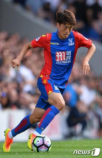 본문 이미지 - 이청용(28·크리스탈 팰리스)이 에버턴과의 경기에 후반 막판 투입됐지만 경기는 1-1로 승부를 가리지 못했다.  ⓒ AFP=News1