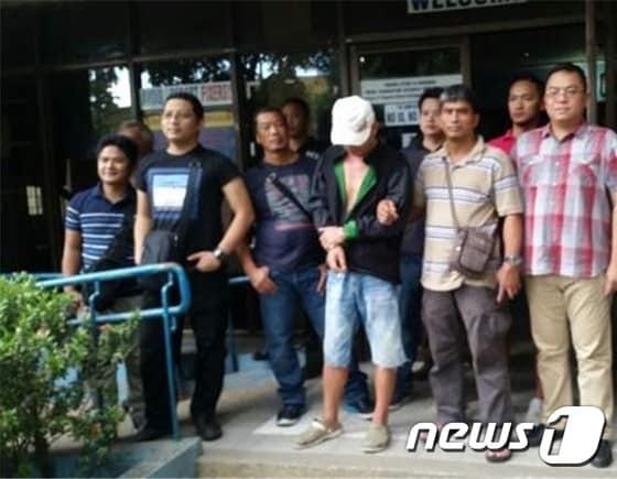 본문 이미지 - 2000년 발생한 장의사 부부 살인사건 피의자 강모씨가 지난달 5일 필리핀 세부 현지에서 검거된 직후 사진(제공:경찰청)ⓒ News1