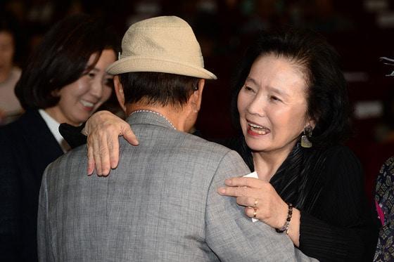 본문 이미지 - 영화배우 윤정희씨가 2016년 9월 22일 오후 서울 마포구 시네마테크KOFA에서 진행된 '스크린, 윤정희라는 색채로 물들다' 개막식에 참석한 귀빈과 포옹하고 있다. 윤정희의 데뷔 50주년을 맞아 진행되는 '스크린, 윤정희라는 색채로 물들다' 특별전은 1960년대 여배우 트로이카 중 1인으로 대중의 인기를 한 몸에 받았던 윤정희의 대표작 20편이 상영됐다. ⓒ News1 