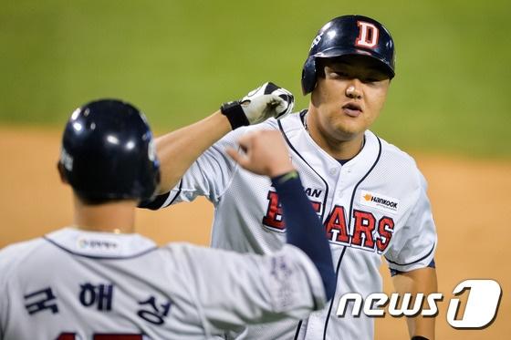 본문 이미지 - 22일 서울 잠실야구장에서 열린 프로야구 '2016 타이어뱅크 KBO 리그' kt 위즈와 두산 베어스의 경기 6회말 무사 2루 상황 두산 오재일이 역전 투런 홈런을 날린 후 국해성과 하이파이브하고 있다. 2016.9.22/뉴스1 ⓒ News1 유승관 기자