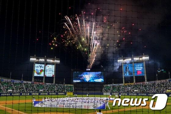 본문 이미지 - 두산 베어스 선수단이 22일 서울 잠실야구장에서 열린 프로야구 '2016 타이어뱅크 KBO 리그' kt 위즈와 두산 베어스의 경기에서 승리, 정규시즌 우승을 차지한 후 기념촬영을 하고 있다. 2016.9.22/뉴스1 ⓒ News1 유승관 기자