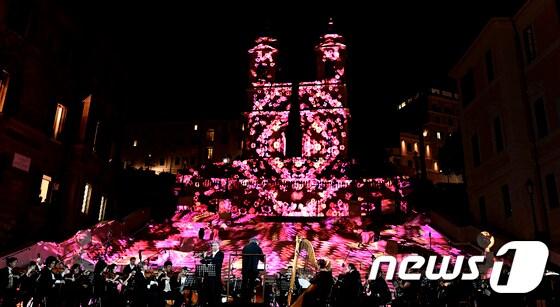 본문 이미지 - 이탈리아 로마 관광명소인 '스페인 계단'이 22일(현지시간) 개장식 조명에 휩싸여 있다. ⓒ AFP=뉴스1