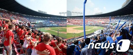 본문 이미지 - '정기 연고전'에서 고려대학교 학생(왼쪽)들과 연세대학교 학생들이 열띤 응원전을 펼치고 있다. /뉴스1 ⓒ News1 최현규 기자