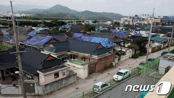 본문 이미지 - 강진이 발생한 후 12일 동안 여진만 420차례 발생하는 등 지진 피해를 입은 경주시가 특별재난지역으로 선포 됐다. 23일 오후, 지진으로 인해 기와지붕이 파손된 가옥이 많은 사정동 일대의 모습. 2016.9.23 머니투데이/뉴스1 ⓒ News1 추연화 기자