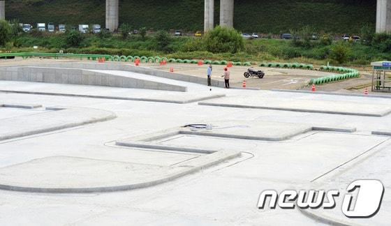 본문 이미지 - 지난 9월23일 오후 서울 강남구 강남면허시험장에서 인부들이 새로 바뀐 면서기능시험장을 손보고 있다. 오는 12월 22일부터 운전면허 응시자들은 경사로와 'T자 코스'등이 부활해 난이도가 올라간 기능시험을 치러야 한다. 2016.9.23/뉴스1 ⓒ News1 최현규 기자