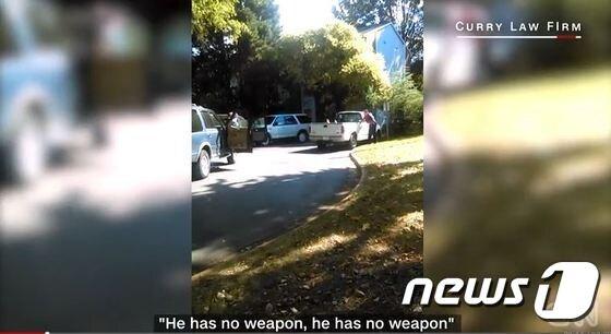 본문 이미지 - 미 노스캐롤라이나 샬럿에서 대규모 흑인 시위를 촉발한 키스 러먼드 스캇의 피살 장면 [출처=에두아르도 커리 변호사 사무소]ⓒ News1