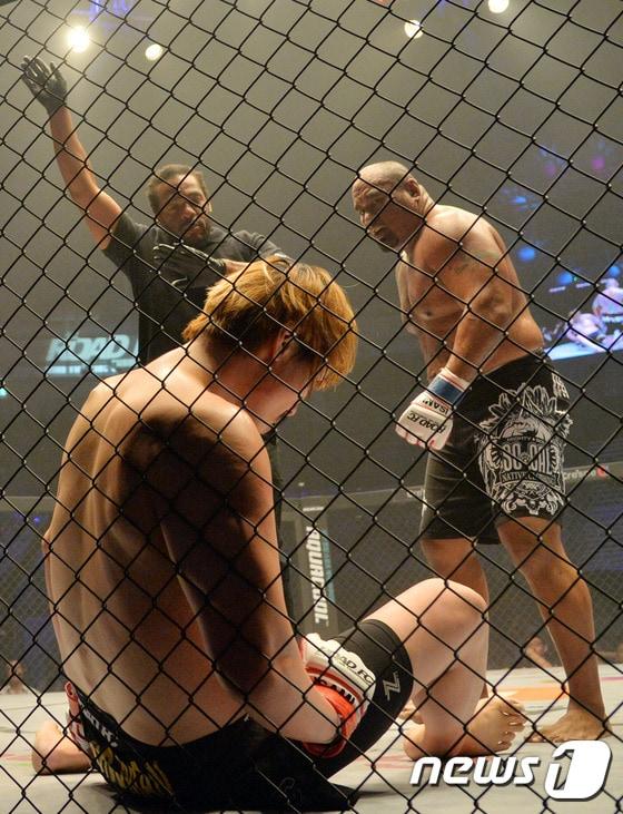 본문 이미지 - 24일 서울 중구 장충체육관에서 열린 로드FC 33 무제한급 토너먼트 결승전 최홍만과 마이티 모 경기에서 최홍만이 KO패 당하고 있다. 2016.9.24/뉴스1 ⓒ News1 김명섭 기자