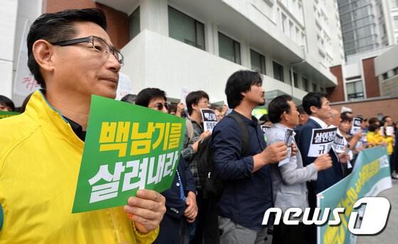 본문 이미지 - 25일 오전 종로구 서울대학교병원 앞에서 백남기대책위와 시민단체 회원들이 백남기 농민 상황 및 입장발표 기자회견을 갖고 있다. 2016.9.25/뉴스1 ⓒ News1 박세연 기자