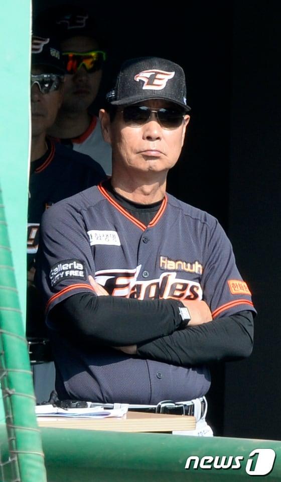 본문 이미지 - 김성근 한화 이글스 감독이 3일 잠실구장에서 열리는 2016 타이어뱅크 KBO리그 두산 베어스와의 경기를 앞두고 "한화가 달라지기 위해서는 생각하는 야구가 필요하다"고 말했다. ⓒ News1 안은나 기자