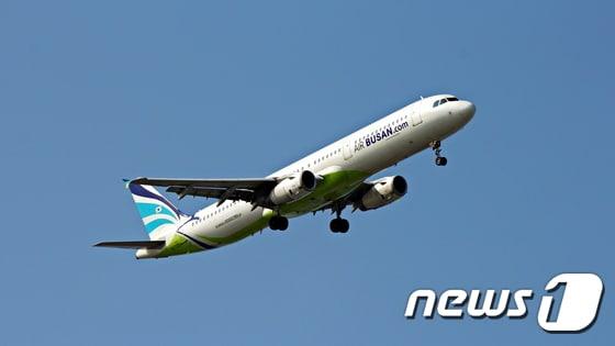 본문 이미지 - 에어부산 A321-200 항공기.2016.9.26/뉴스1 ⓒ News1 박기범 기자