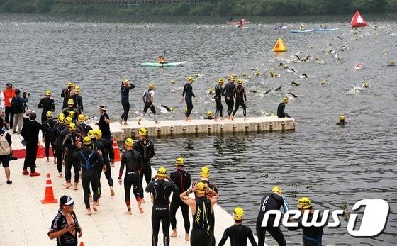 본문 이미지 - '아이언맨 70.3 구례 코리아' 대회의 수영경기 모습.(구례군 제공. 재판매 및 DB금지)/뉴스1DB