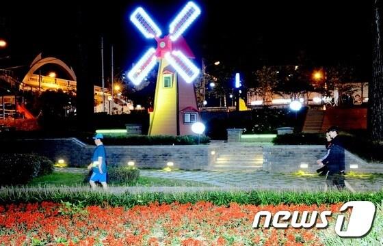 본문 이미지 - 충북 증평군 보강천 ‘미루나무 숲 물빛공원’ 야경.(증평군청 제공)ⓒ News1