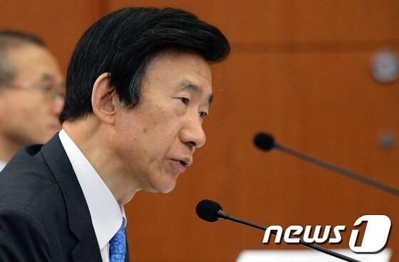 본문 이미지 - 윤병세 외교장관이 26일 서울 종로구 외교부청사에서 열린 외교통일위원회의 외교부 국정감사에서 의원들의 질의에 답하고 있다. 2016.9.26/뉴스1 ⓒ News1 오대일 기자