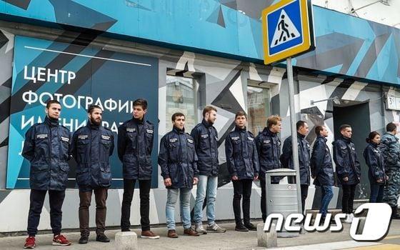 본문 이미지 - 친 러시아 정부 성향의 활동가 20여명이 25일(현지시간) 모스크바의 '뤼미에르 형제 갤러리'에서 미국 사진가의 전시회를 '아동 포르노'로 규탄하는 시위를 벌이고 있다. ⓒ AFP=뉴스1