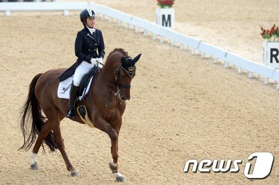 본문 이미지 - 박근혜 전 대통령의 최측근으로 알려진 최서원씨&#40;개명 전 최순실&#41;의 딸 정유라&#40;개명 전 유연&#41;씨가  2014년 9월 인천아시안게임 승마 경기에 출전한 모습.  ⓒ 뉴스1 DB