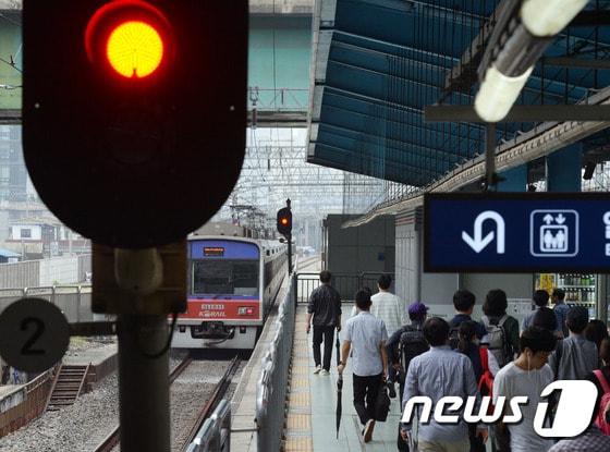 본문 이미지 - 서울 영등포구 신도림역에서 시민들이 출근을 하고 있다. 2016.9.27/뉴스1 ⓒ News1 김명섭 기자