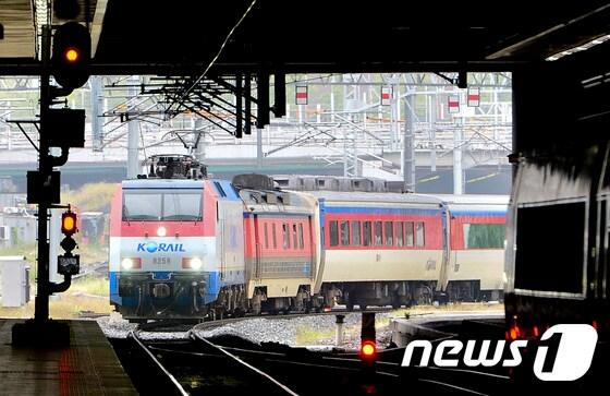 본문 이미지 - 서울역에서 무궁화호 열차가 플랫폼에 들어오고 있다. (자료사진)/뉴스1 ⓒ News1 신웅수 기자