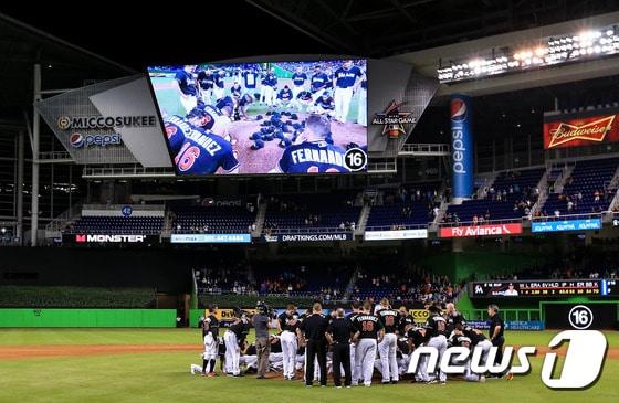 본문 이미지 - 마이애미 말린스 선수들이 27일(한국시간) 뉴욕 메츠와의 경기에서 승리를 거둔 뒤 마운드에 모여 호세 페르난데스를 추모하고 있다. ⓒ AFP=News1