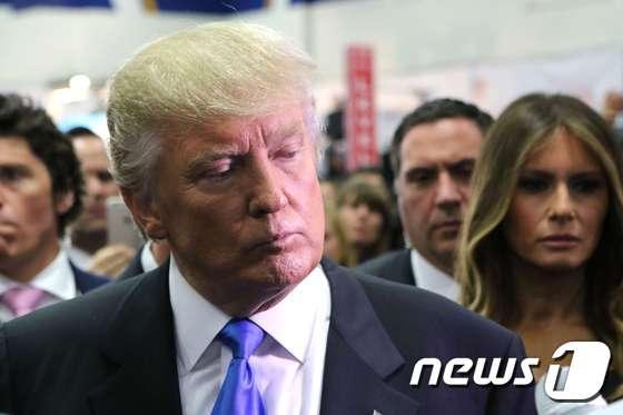 본문 이미지 - 도널드 트럼프 미국 공화당 대선후보가 26일(현지시간) 뉴욕의 TV토론장을 나서면서 언론 인터뷰를 진행하고 있다. ⓒ AFP=뉴스1