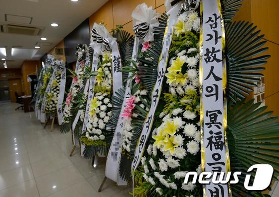 본문 이미지 - 28일 서울 시내의 한 장례식장에 근조화환들이 놓여있다.(사진은 기사와 관련 없음).  2016.9.28/뉴스1 ⓒ News1 안은나 기자