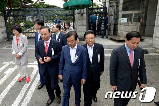 본문 이미지 - 새누리당 김명연, 이완영 등 재선 의원들이 29일 오전 서울 용산구 국회의장 공관을 찾아 정세균 국회의장과의 면담을 요구했으나 의장이 외부일정으로 공관에 없어 발걸음을 돌리고 있다. 2016.9.29/뉴스1 ⓒ News1 안은나 기자