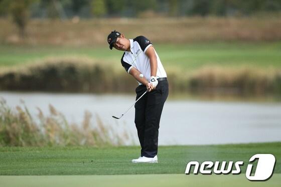 본문 이미지 - 안병훈이 29일 인천 청라지구 베어즈베스트청라컨트리클럽에서 열린 '제32회 신한동해오픈' 1라운드 4번홀에서 어프로치샷을 하고 있다. (신한금융그룹 제공) 2016.9.29/뉴스1 ⓒ News1 추연화 기자