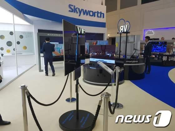 본문 이미지 - 독일 베를린에 전시된 중국 스카이워스의 '양면 OLED TV'. ⓒ News1