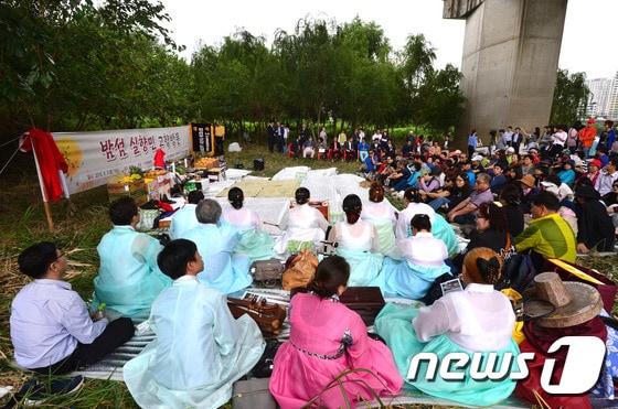 본문 이미지 - 민족 대명절인 추석을 앞둔 3일 오전 서울 마포구 밤섬에서 밤섬 실향민들이 귀향제를 올리고 있다. 밤섬은 1968년 여의도 개발 때 윤중제 공사에 쓸 모래·자갈 채취로 폭파되기 전까지 62가구 443명의 주민들이 살았다. 2016.9.3/뉴스1 ⓒ News1 구윤성 기자