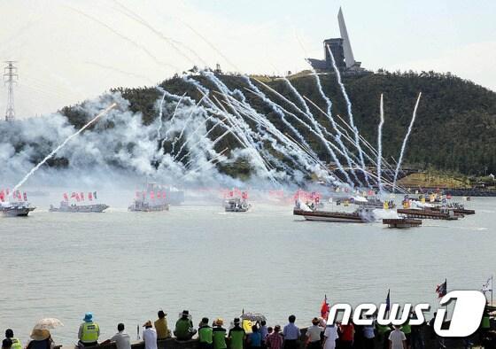 본문 이미지 - 명량대첩축제에서 전투 장면 재현 모습. (전남도 제공) 2016.9.3/뉴스1 ⓒ News1