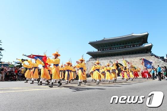 본문 이미지 - 수원을 대표하는 가을축제인 '제53회 수원화성문화제'가 오는 6~9일 수원화성 일원에서 열린다. '수원화성, 성곽의 꽃 소통의 울림 50년'이라는 주제의 올해 문화제는 다양한 볼거리와 즐길거리가 준비돼 있다. ⓒ News1 권혁민 기자